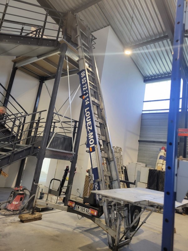 Louer un monte meuble pour déplacer du matériel lourd à Bordeaux 