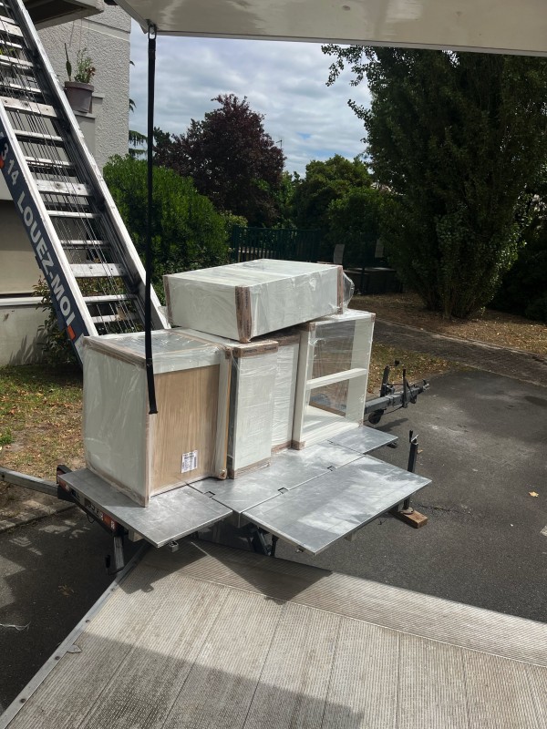 Location d'un monte meuble pour livraison d'une cuisine au 2ème étage à Bordeaux