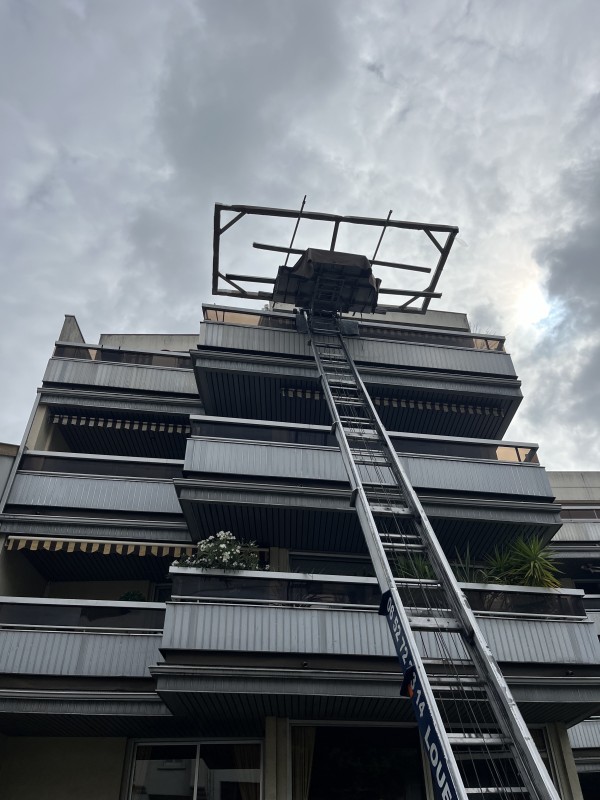 Louer un monte meuble pour un professionnel à Bordeaux